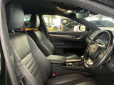 運転席の画像です。足元やシートまわりに余裕があり、リラックスした姿勢で運転が可能です。視界も良好で操作系へのアクセスもしやすく、快適で安心感のあるドライブをサポートします。