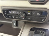【オートエアコン】一度お好みの温度に設定すれば、車内の温度を検知し風量や温度を自動で調整。暑い&hellip;寒い&hellip;と何度もスイッチ操作をする必要はありません。快適な車内空間には必須の機能ですね♪
