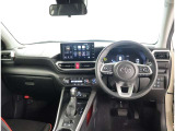 デザインもよく、居心地のよい運転席ですね。分かりやすいスイッチ類ですから操作もしやすく運転をサポートします。ぜひご来店いただき、実際にお座りいただいてステアリングを握ってみてください!