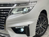 【LEDヘッドライト】非常に明るく前方を照らしてくれるので、悪天候や夜間の走行時も視界良好で安心してお乗りいただけます。