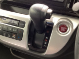 インパネシフトを採用しているので、前席の足元も広々としています。運転席と助手席の行き来もスムーズです!