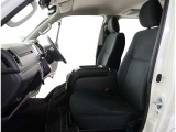 高いホールド性で運転姿勢が安定します。長距離ドライブでも疲れにくいのが魅力です。快適なドライビングライフをお送りください♪