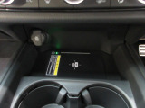 置くだけでワイヤレス充電可能です。12V電源ソケットも設置しております。周辺機器の充電にご利用頂けます。