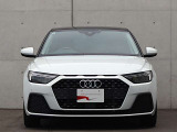 ●一目でAudiとわかる特徴的なシングルフレームグリル・LEDランプ。精悍なフロントマスクからAudiのスマートで上品なブランドを連想させてくれます。女性にも大変ご好評頂いております。