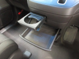運転席からも助手席からも使いやすい位置に引き出し式ドリンクホルダーとスマホなどを置けるトレイを配置。