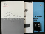 スマートキーは鍵をバッグに入れたままでもドアロックの開閉やエンジンのON・OFFができます。夜間や雨の日も鍵を探さなくて良いので便利です。