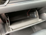 シンプルなデザインのグローブボックス。車検証などを収納しておくことが出来ます。