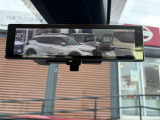 後方をカメラで映しだす機能が付いたスマートルームミラー!ルームミラーの下のレバーを変えるだけで、後席に大きな荷物が乗っていても、後方をカメラを確認できる便利機能!。