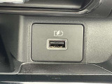 充電端子が装備されていますので車内でスマートフォンなどの充電が可能です。