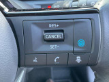 【プロパイロット】高速道路のロングドライブをアシスト。アクセル・ブレーキを制御し前方車との車間距離を保ち、ハンドル操作を制御アシストし走行車線を維持します。