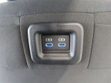運転席シートバックに後席でも使用できるUSB端子装備。