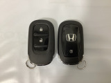 スマートキーを装備しています。鍵を差し込むことなくドアロックの開け閉めと、スタートボタン操作でのエンジンスタートができます。スペアキーも同じものを用意しております。