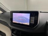 バックカメラがしっかり映るので、後ろが見やすく安心して駐車できます。お子さまの送り迎えや買い物でも心強いポイントですね。