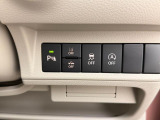 横滑り防止装置付き。運転の安全性を高めてくれる装置です。滑りやすい路面であっても、自動的にブレーキをかけスムーズに走行ができるシステムです。