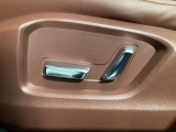 こちらのグレードは助手席にもパワーシートを装備しております!運転席同様お好みで調整が可能です!