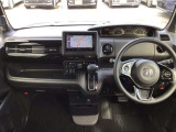 【ハンドル】運転にかかわる様々な操作を安全に行えるように視点移動が少なく操作性に配慮されたスイッチ類が凝縮されたコックピットです。