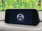 【8インチマツダコネクト】車内の雰囲気にマッチした大型のディスプレイ。スマホ接続でのナビ使用やBluetooth再生等、様々な機能が楽しめます。直感的なダイヤル操作が可能で、使い勝手も良好です。