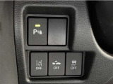 コーナーセンサーを車の前後に装備。障害物までの距離に応じて警告音を変えてお知らせ。縦列駐車時や駐車場・車庫などでの取り回しをサポートします。詳細は販売店スタッフまでおたずねください。