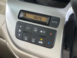 【オートエアコン】一度お好みの温度に設定すれば、車内の温度を検知し風量や温度を自動で調整。暑い&hellip;寒い&hellip;と何度もスイッチ操作をする必要はありません。快適な車内空間には必須の機能ですね♪