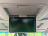 【フリップダウンモニター】大画面モニターで後席でもエンタメをお楽しみいただけます。小さなお子様にも大人気の装備です♪