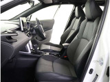高いホールド性で運転姿勢が安定します。長距離ドライブでも疲れにくいのが魅力です。快適なドライビングライフをお送りください♪