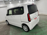 車内は圧迫感が少なく、大人が乗ってもゆったり。荷物を載せるときにも使いやすい