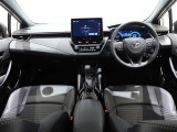ブラックで統一されたスポーティで高級感あふれるインテリア。 視界も良好で運転もラクラク♪