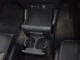 運転席からも助手席からも使いやすい位置に引き出し式ドリンクホルダーとスマホなどを置けるトレイを配置。