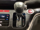 CVT車のセレクトレバーです。低速から高速まで、変速ショックのないスムーズな走りを実現するとともに、エンジン効率のよい領域を維持することで燃費にも貢献します。