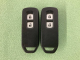 スマートキーを装備しています。鍵を差し込むことなくドアロックの開け閉めと、スタートボタン操作でのエンジンスタートができます。スペアキーも同じものを用意しております。