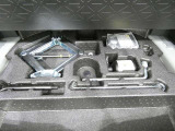 スペアタイヤレス車です。応急セットを搭載しております。