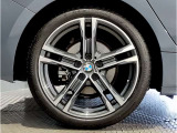 BMWの純正アロイホイールは軽量かつ強度にも優れているホイールで走行性能を引き上げる設計になっております。足元にもBMWは妥協がなくこだわっている個所になります。