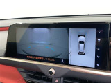 パノラミックビューモニターを装備。駐車場や交差点でクルマを真上から見るように周囲を確認できます。機能の詳細は販売店スタッフまでおたずねください。