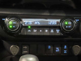 左右独立温度コントロールフルオートエアコンです。運転席、助手席それぞれで独立して温度設定ができます。冷え性の方が乗っても安心ですね♪