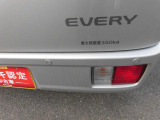 リヤバンパーに4つの超音波センサーを内蔵し、車両後方にある障害物を検知。透明なガラスなども検知でき、コンビニの駐車場などでの衝突回避をサポートします☆