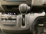 CVT車のセレクトレバーです。低速から高速まで、変速ショックのないスムーズな走りを実現するとともに、エンジン効率のよい領域を維持することで燃費にも貢献します。