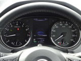 【メーターパネル】素早く車の情報が読み取れる、視認性に優れたシンプルなデザインのメーターパネルです。