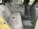 後席も十分な広さがあり、足を組んでも車内でゆったりとお寛ぎいただけます。