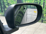 【ブラインドスポットモニター】走行中、ドアミラーの死角になりやすい箇所に後続車が接近するとサイドミラーのレンズに警告を表示!ドライバーに注意喚起をしてくれます。