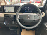 使いやすく安全な操作性と良好な視界を実現した運転席!