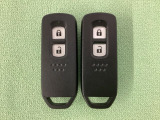 スマートキーを装備しています。鍵を差し込むことなくドアロックの開け閉めと、スタートボタン操作でのエンジンスタートができます。スペアキーも同じものを用意しております。