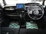 運転にかかわる様々な操作を安全に行えるように視点移動が少なく、操作性に配慮されたスイッチ類が凝縮されたコクピットです。