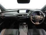 高いホールド性で運転姿勢が安定します。長距離ドライブでも疲れにくいのが魅力です。快適なドライビングライフをお送りください♪