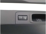 トランクドアは電動でございます。