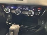 フルオートエアコンディショナーとなっております。運転席と助手席でそれぞれで温度設定ができますので、快適にドライブをすることができます。