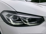 LEDヘッドライトを装備しております、夜間での視界確保に貢献します。