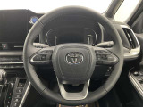 快適な操作性の運転席、ハンドルも綺麗に清掃済みです!もちろん安全を守るエアバッグも装備しているので安心してお乗りいただけます(^^)