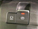 【オートブレーキホールド】信号待ちや渋滞で停車時にブレーキから足を離しても、停止状態を保持してくれます。前進するときはアクセルを踏めば自動で解除されるので安心♪街乗り運転が楽になります♪