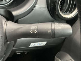 車外の明るさに応じでライトを点灯、消灯してくれるオートライト機能です☆お天気の良い昼間のトンネル走行などオートにしてると便利で安心です☆エンジン停止時にライトの消し忘れも無くなります☆