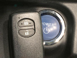 【スマートキー】カバンやポケットに入れたままでもドアの施錠・解錠が可能なスマートキーを装備。エンジンのオン・オフ時もカギを取り出す必要が無いからとっても便利です♪